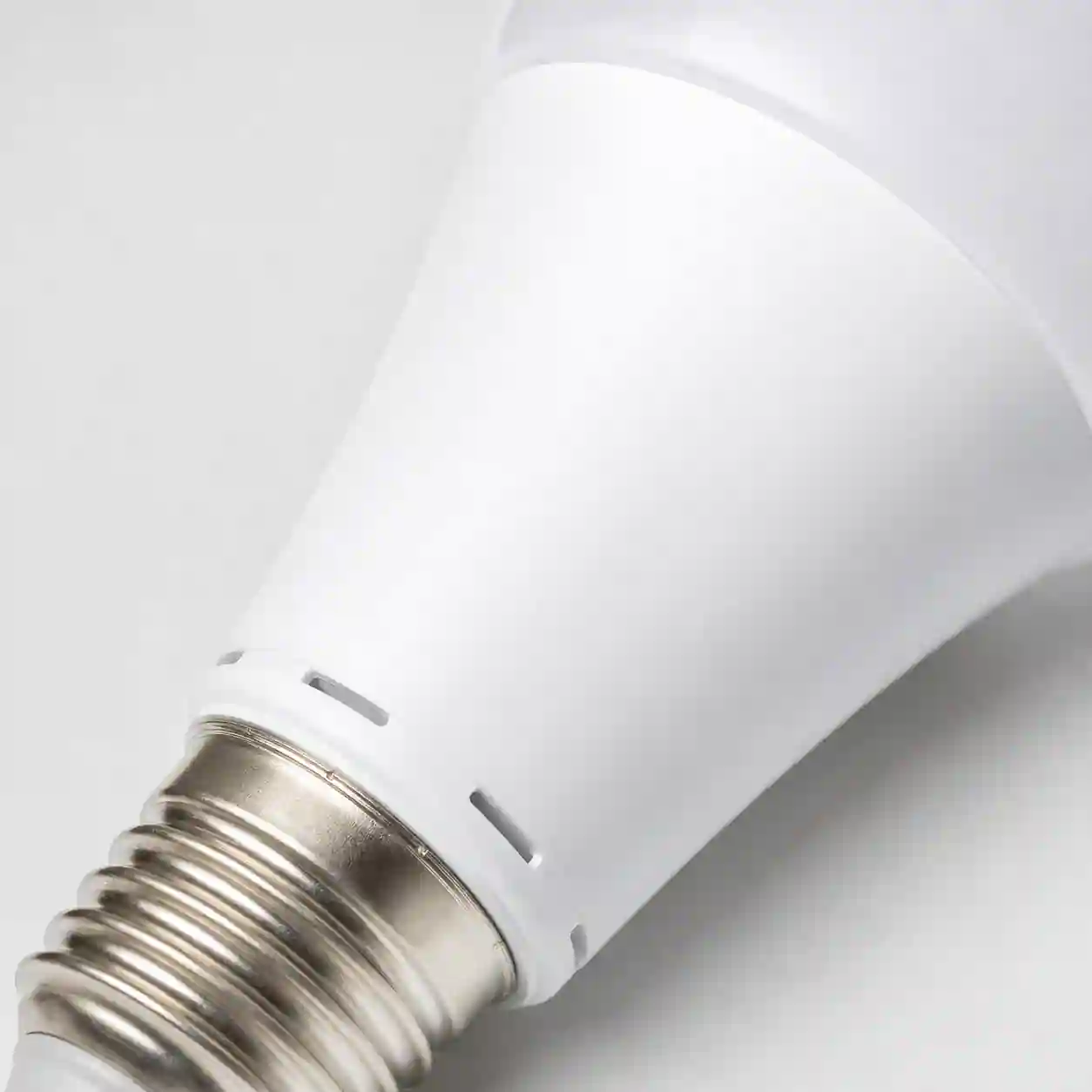 Detail hliníkové chladicí části těla LED žárovky pod baňkou